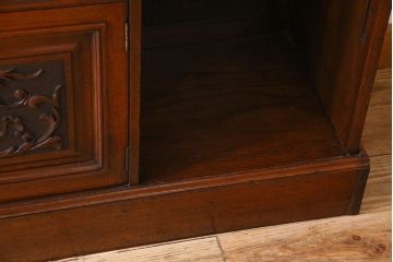 アンティーク家具　英国製　マホガニー材　彫刻が美しい上品な飾り棚(陳列棚)