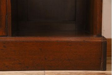 アンティーク家具　英国製　マホガニー材　彫刻が美しい上品な飾り棚(陳列棚)