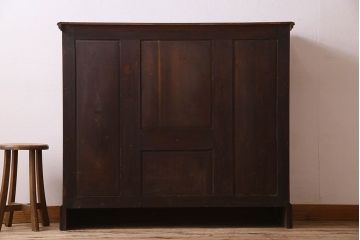 アンティーク家具　英国製　マホガニー材　彫刻が美しい上品な飾り棚(陳列棚)