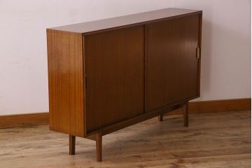 ビンテージ家具　北欧ビンテージ　上品な印象のサイドボード(サイドキャビネット)
