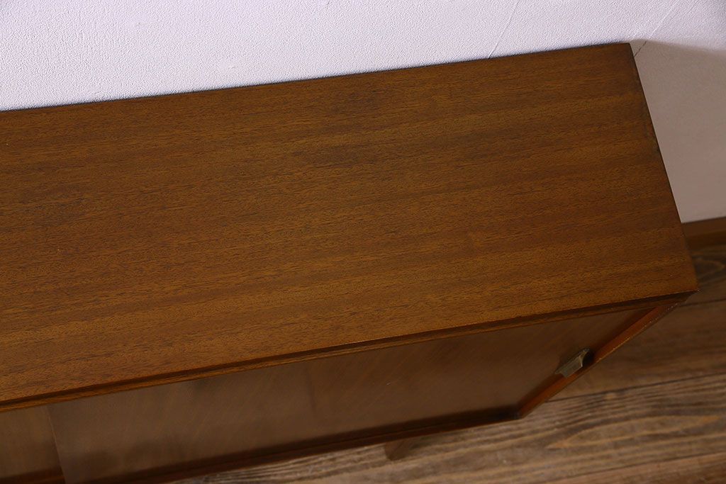 ビンテージ家具　北欧ビンテージ　上品な印象のサイドボード(サイドキャビネット)