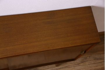 ビンテージ家具　北欧ビンテージ　上品な印象のサイドボード(サイドキャビネット)