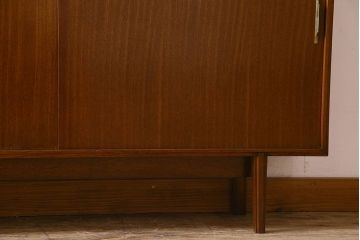 ビンテージ家具　北欧ビンテージ　上品な印象のサイドボード(サイドキャビネット)