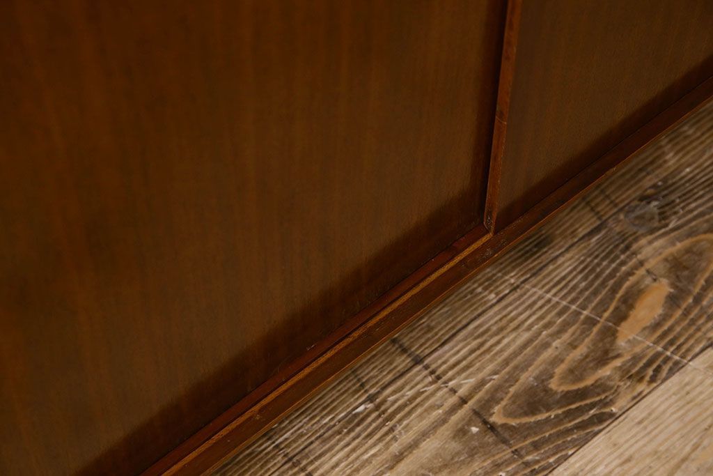 ビンテージ家具　北欧ビンテージ　上品な印象のサイドボード(サイドキャビネット)