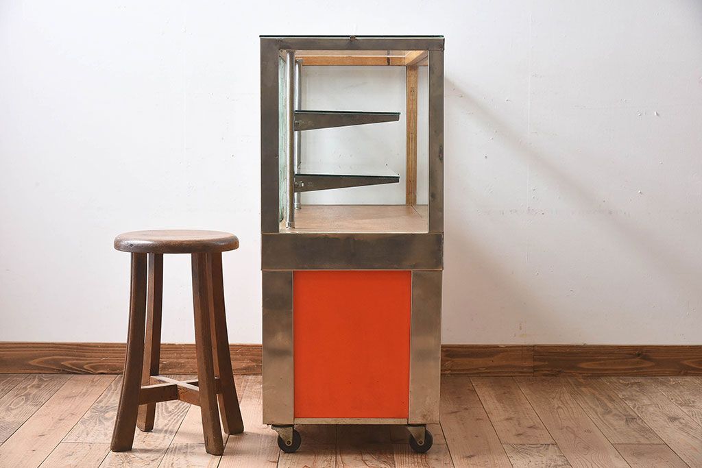 昭和家具　タバコ屋さんのガラスコーナーカウンター　赤と白のショーケース 昭和レトロ 昔のたばこ屋さんのカウンターショーケース 飾り棚