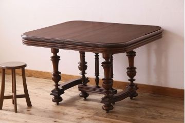 アンティーク家具　イギリスアンティーク　バーチ材　美しい脚のデザインのダイニングテーブル