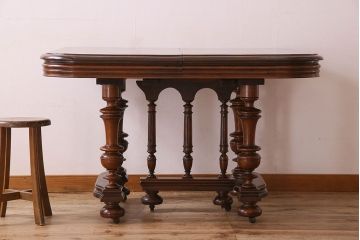 アンティーク家具　イギリスアンティーク　バーチ材　美しい脚のデザインのダイニングテーブル