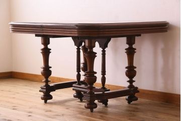 アンティーク家具　イギリスアンティーク　バーチ材　美しい脚のデザインのダイニングテーブル