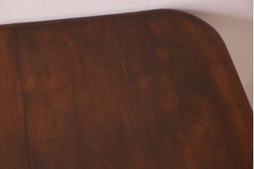 アンティーク家具　イギリスアンティーク　バーチ材　美しい脚のデザインのダイニングテーブル