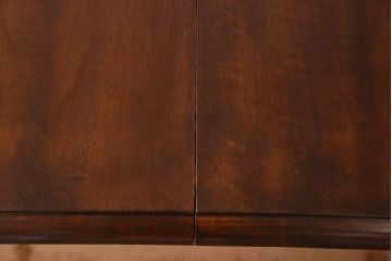 アンティーク家具　イギリスアンティーク　バーチ材　美しい脚のデザインのダイニングテーブル