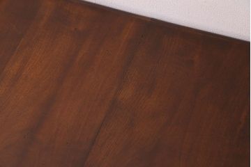 アンティーク家具　イギリスアンティーク　バーチ材　美しい脚のデザインのダイニングテーブル