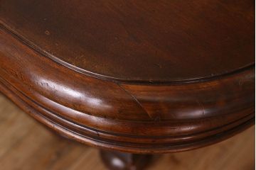 アンティーク家具　イギリスアンティーク　バーチ材　美しい脚のデザインのダイニングテーブル