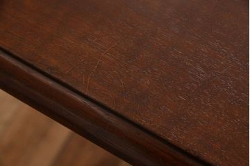 アンティーク家具　イギリスアンティーク　バーチ材　美しい脚のデザインのダイニングテーブル