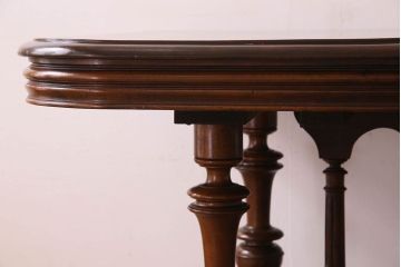 アンティーク家具　イギリスアンティーク　バーチ材　美しい脚のデザインのダイニングテーブル