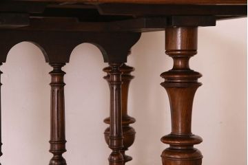 アンティーク家具　イギリスアンティーク　バーチ材　美しい脚のデザインのダイニングテーブル