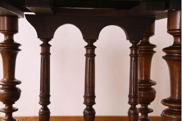 アンティーク家具　イギリスアンティーク　バーチ材　美しい脚のデザインのダイニングテーブル