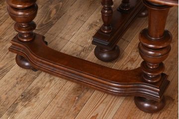 アンティーク家具　イギリスアンティーク　バーチ材　美しい脚のデザインのダイニングテーブル