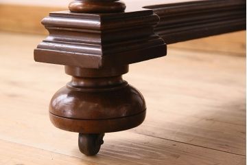 アンティーク家具　イギリスアンティーク　バーチ材　美しい脚のデザインのダイニングテーブル