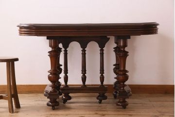 アンティーク家具　イギリスアンティーク　バーチ材　美しい脚のデザインのダイニングテーブル