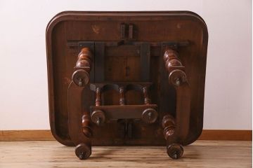 アンティーク家具　イギリスアンティーク　バーチ材　美しい脚のデザインのダイニングテーブル