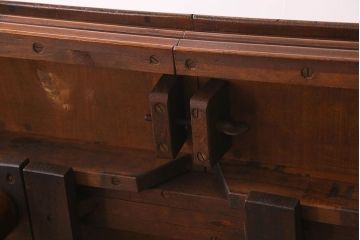 アンティーク家具　イギリスアンティーク　バーチ材　美しい脚のデザインのダイニングテーブル