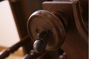 アンティーク家具　イギリスアンティーク　バーチ材　美しい脚のデザインのダイニングテーブル