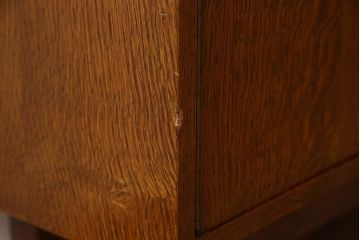 北欧家具　オーク材　温か味のあるデザインの収納棚(戸棚)