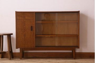 北欧家具　オーク材　温か味のあるデザインの収納棚(戸棚)