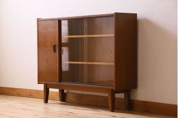 北欧家具　オーク材　温か味のあるデザインの収納棚(戸棚)