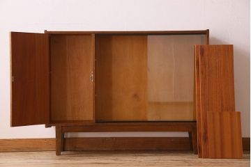 北欧家具　オーク材　温か味のあるデザインの収納棚(戸棚)