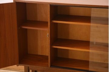 北欧家具　オーク材　温か味のあるデザインの収納棚(戸棚)