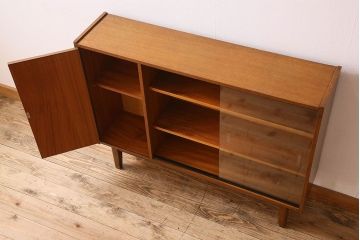 北欧家具　オーク材　温か味のあるデザインの収納棚(戸棚)