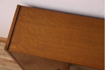 北欧家具　オーク材　温か味のあるデザインの収納棚(戸棚)