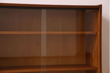 北欧家具　オーク材　温か味のあるデザインの収納棚(戸棚)