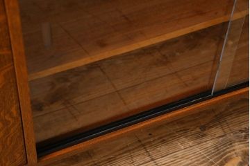 北欧家具　オーク材　温か味のあるデザインの収納棚(戸棚)