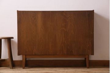 北欧家具　オーク材　温か味のあるデザインの収納棚(戸棚)