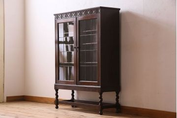 アンティーク家具　イギリスアンティーク　オーク材　ステンドグラス入り!脚と彫刻のデザインが美しい本箱(飾り棚、収納棚)