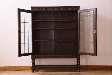 アンティーク家具　イギリスアンティーク　オーク材　ステンドグラス入り!脚と彫刻のデザインが美しい本箱(飾り棚、収納棚)