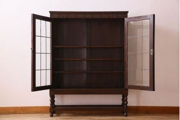 アンティーク家具　イギリスアンティーク　オーク材　ステンドグラス入り!脚と彫刻のデザインが美しい本箱(飾り棚、収納棚)