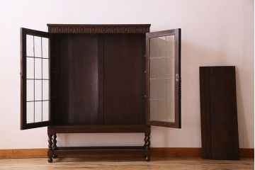 アンティーク家具　イギリスアンティーク　オーク材　ステンドグラス入り!脚と彫刻のデザインが美しい本箱(飾り棚、収納棚)