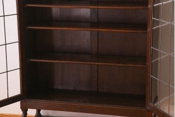 アンティーク家具　イギリスアンティーク　オーク材　ステンドグラス入り!脚と彫刻のデザインが美しい本箱(飾り棚、収納棚)