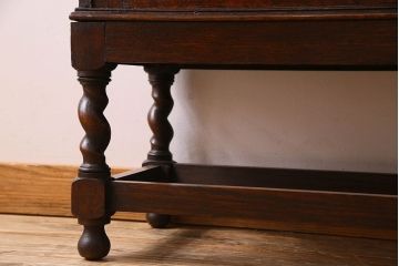 アンティーク家具　イギリスアンティーク　オーク材　ステンドグラス入り!脚と彫刻のデザインが美しい本箱(飾り棚、収納棚)