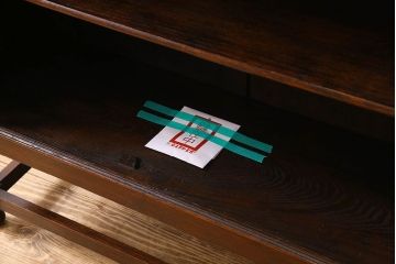 アンティーク家具　イギリスアンティーク　オーク材　ステンドグラス入り!脚と彫刻のデザインが美しい本箱(飾り棚、収納棚)