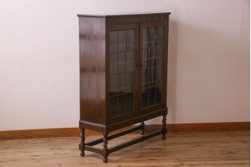 アンティーク家具　イギリスアンティーク　オーク材　ステンドグラス入り!脚と彫刻のデザインが美しい本箱(飾り棚、収納棚)
