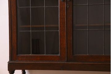 アンティーク家具　イギリスアンティーク　オーク材　ステンドグラス入り!脚と彫刻のデザインが美しい本箱(飾り棚、収納棚)