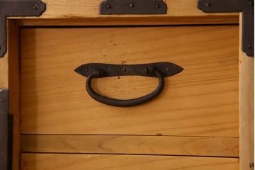 アンティーク家具　和製アンティーク　前面桐材の小振りな重ね二本松箪笥(衣装箪笥、桐箪笥、桐たんす)