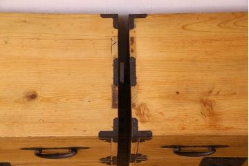 アンティーク家具　和製アンティーク　前面桐材の小振りな重ね二本松箪笥(衣装箪笥、桐箪笥、桐たんす)