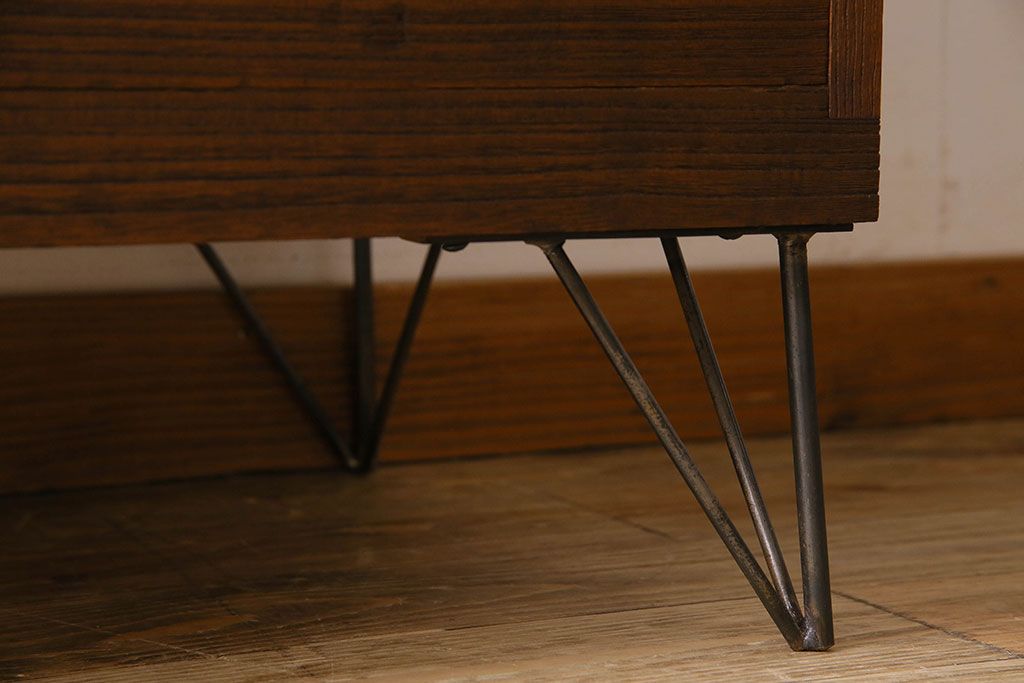 レトロ家具　昭和レトロ　ヒノキ材製天板　シンプルさが魅力の鉄脚ローボード(ローチェスト)(1)