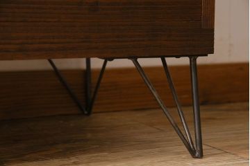 レトロ家具　昭和レトロ　ヒノキ材製天板　シンプルさが魅力の鉄脚ローボード(ローチェスト)(1)