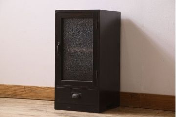 アンティーク家具　極小　ダイヤガラス　シックな色合いが素敵な収納棚(戸棚)